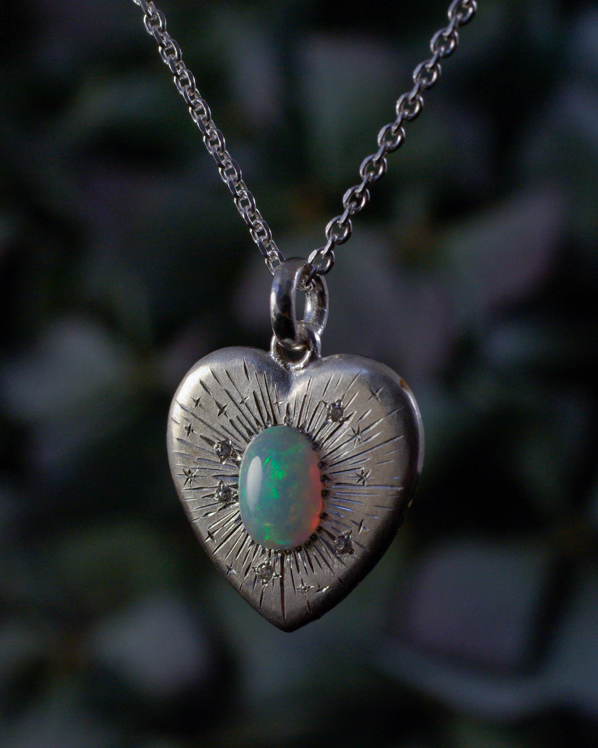 Pendentif coeur rayonnant en argent 925 et opale bijou artisanal Judith Collet Bijouterie