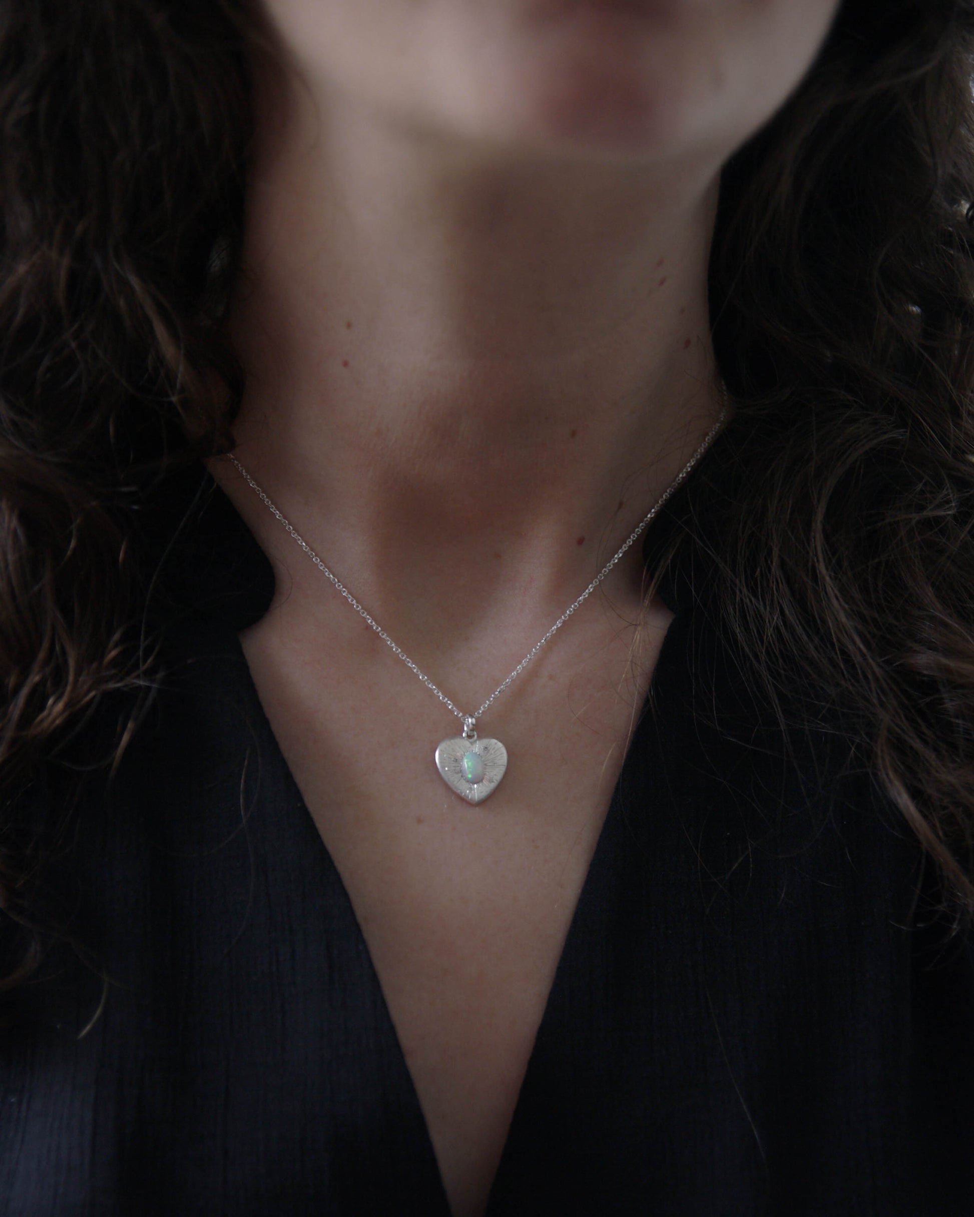 Pendentif coeur rayonnant en argent 925 et opale vue portée Judith Collet Bijouterie
