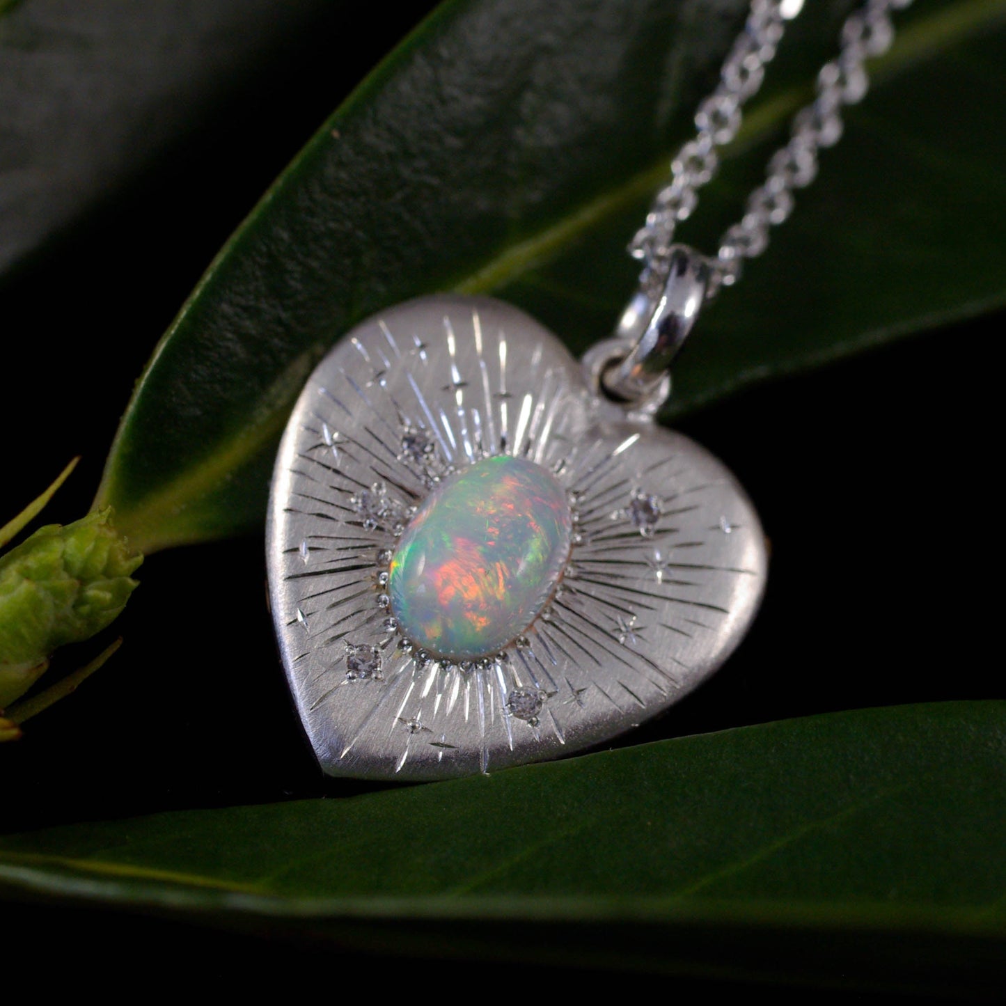 Pendentif coeur en argent 925 et petite opale welo blanche en cabochon Judith Collet Bijouterie
