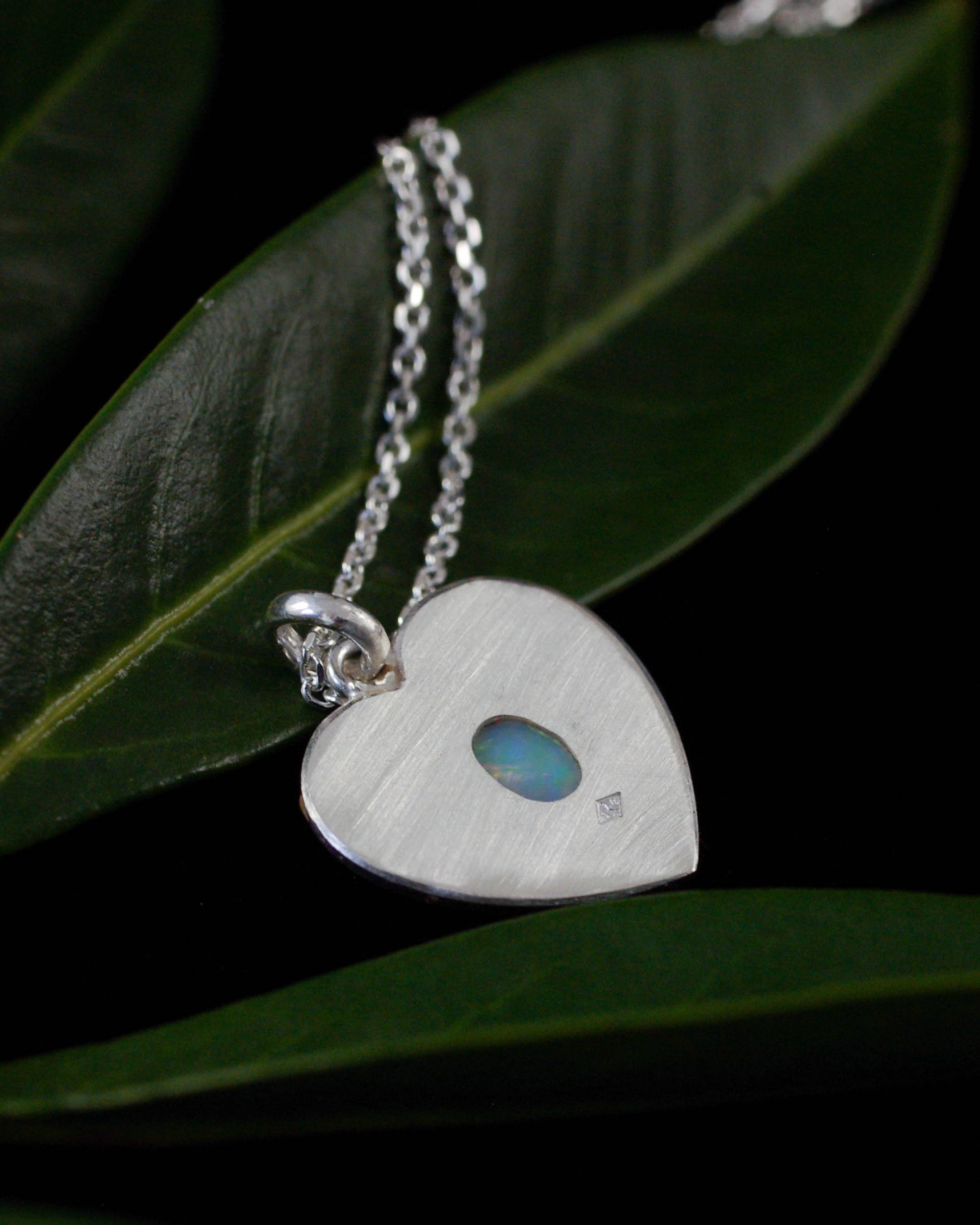 Pendentif coeur rayonnant en argent 925 et opale vue dos Judith Collet Bijouterie