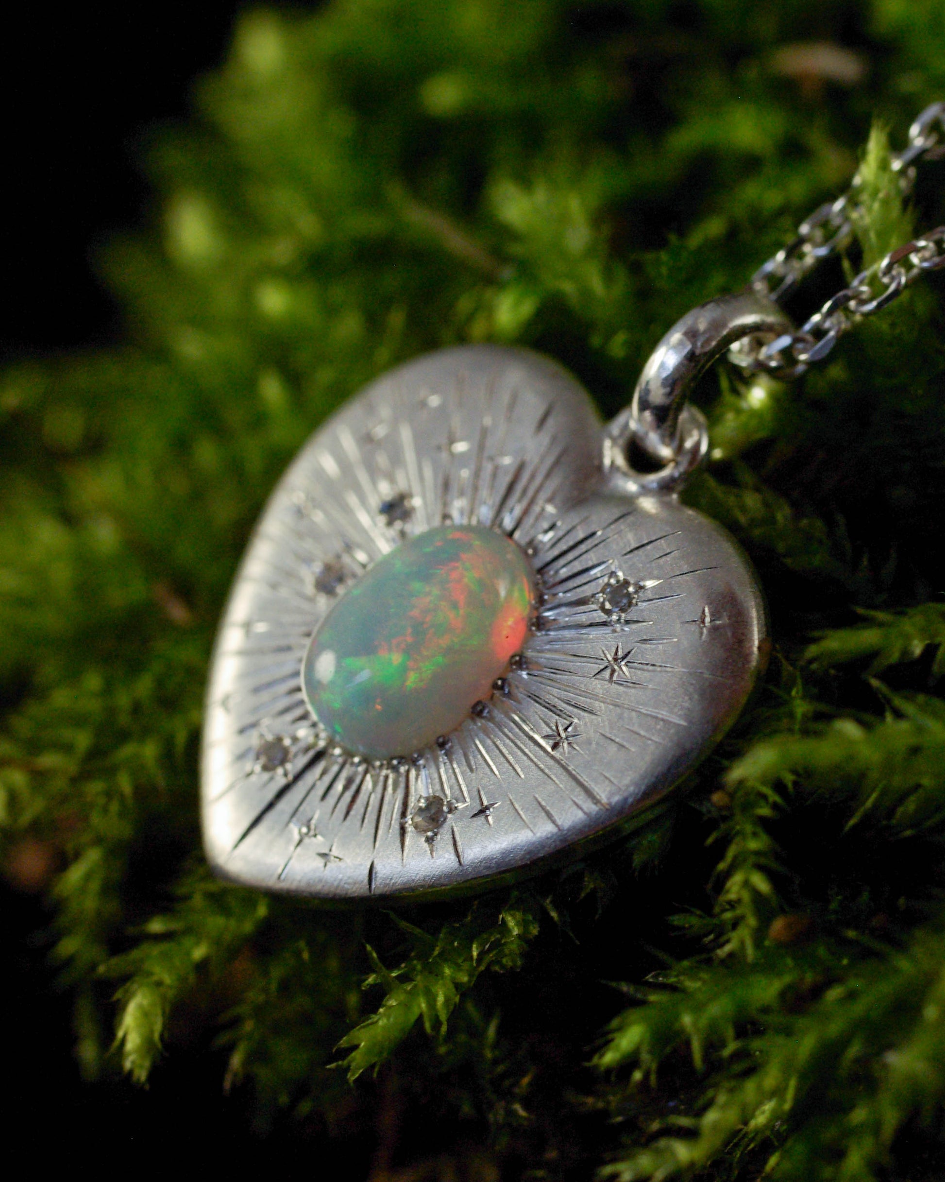 Pendentif coeur en argent 925 et opale éthiopie Judith Collet Bijouterie