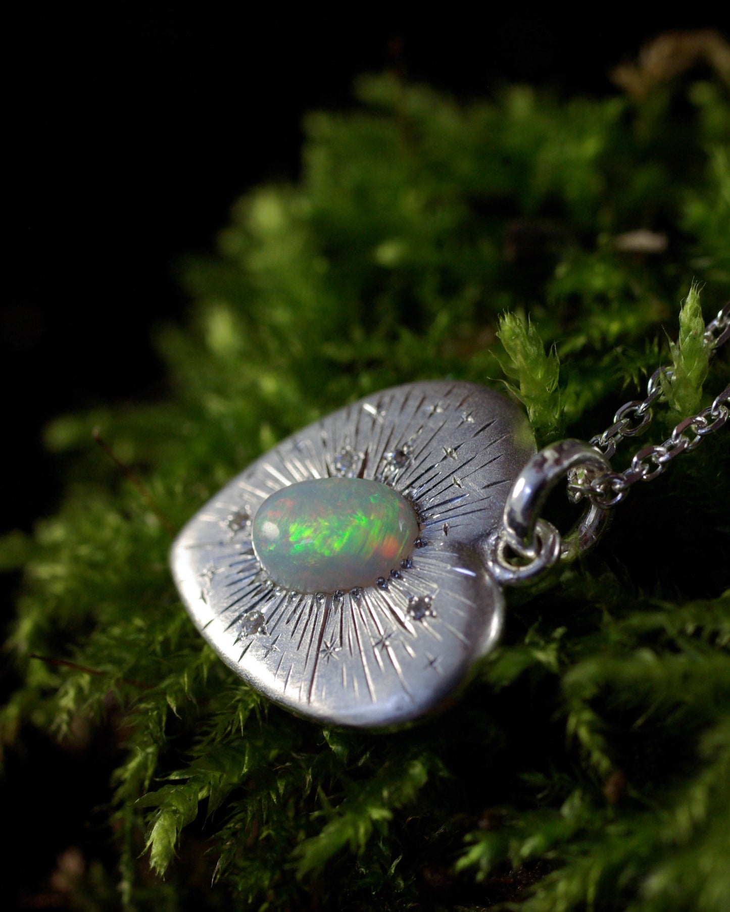 Pendentif coeur en argent 925 gravé étoiles et opale Judith Collet Bijouterie