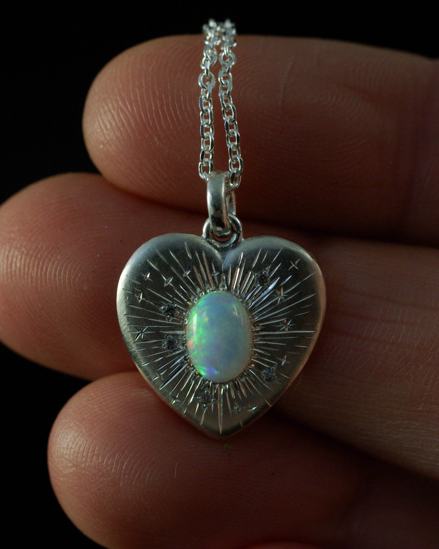 Pendentif coeur rayonnant en argent 925 et opale vue face Judith Collet Bijouterie