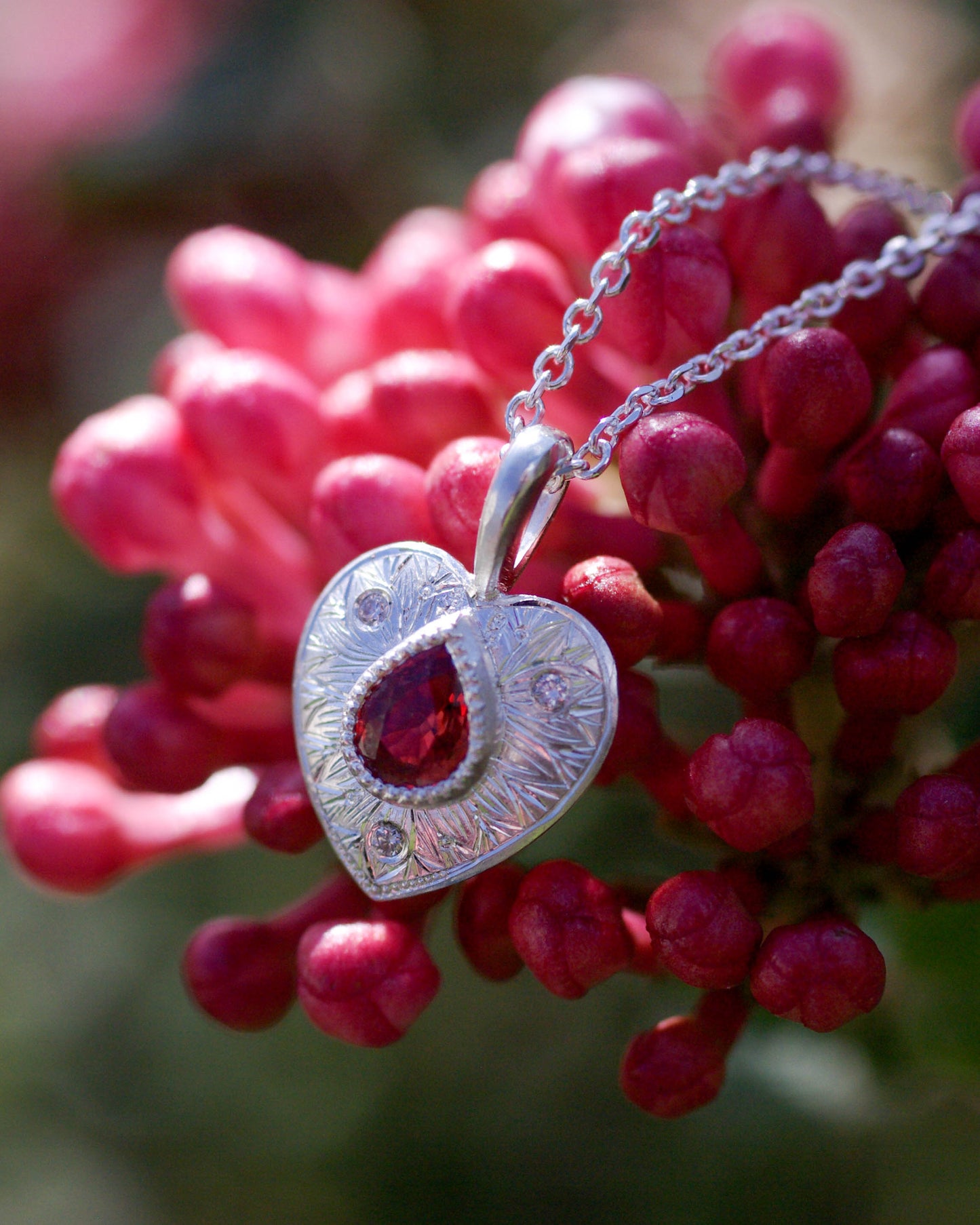 Pendentif coeur en argent 925 gravé Saphir rouge contour perlé