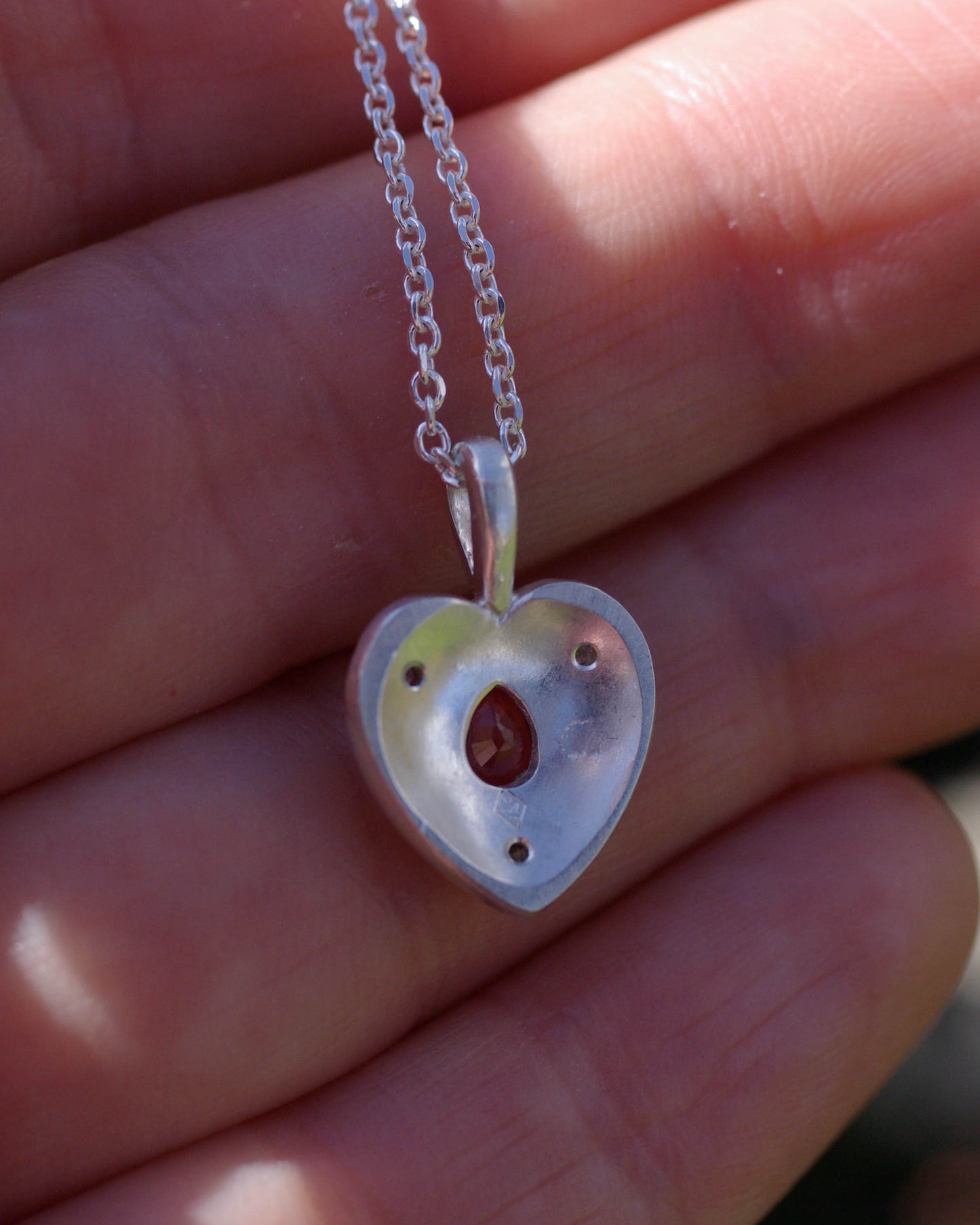 Pendentif coeur en argent 925 gravé Saphir rouge vue dos