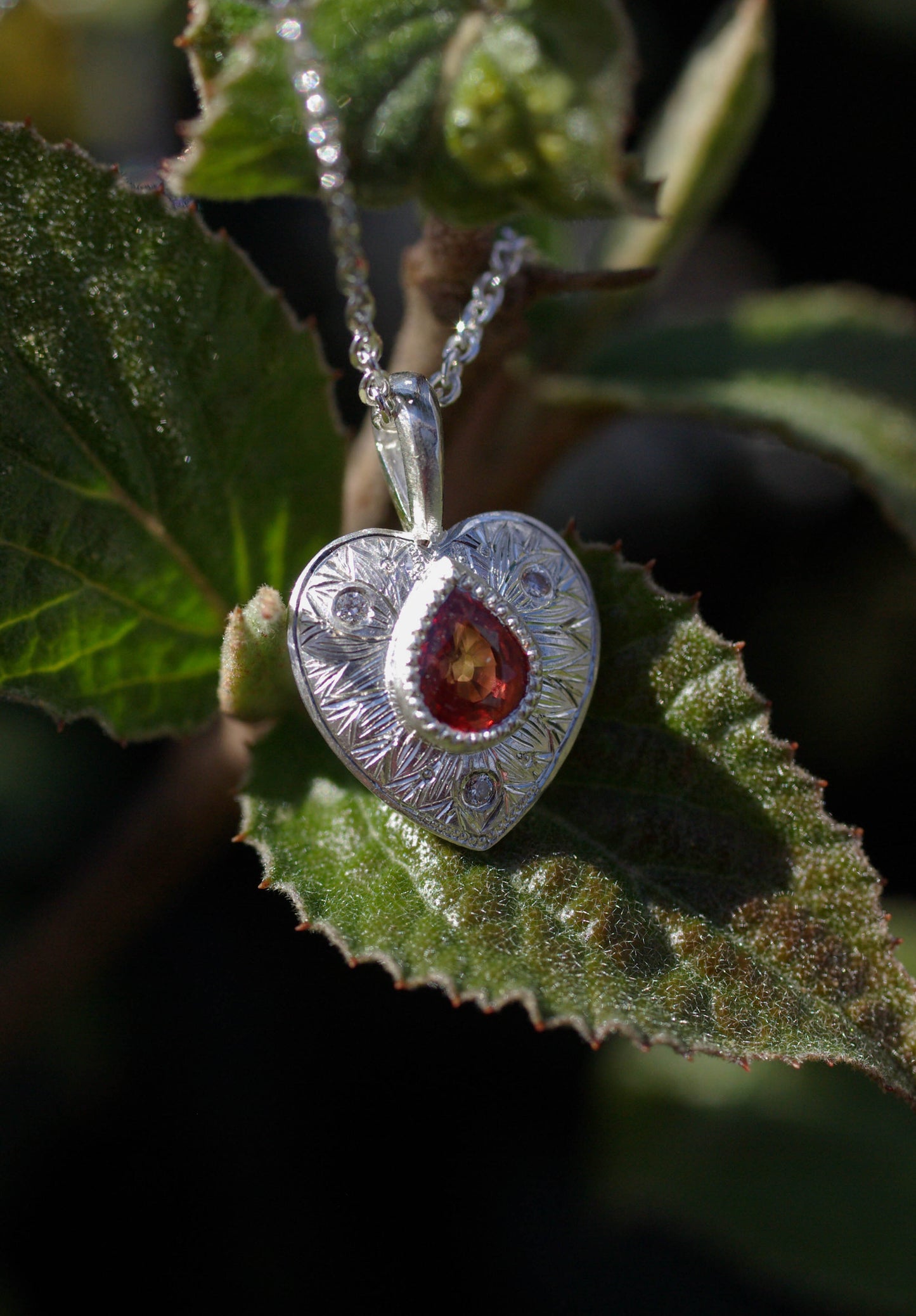 Pendentif coeur en argent 925 gravé Saphir rougecontour perlé artisanal luxe