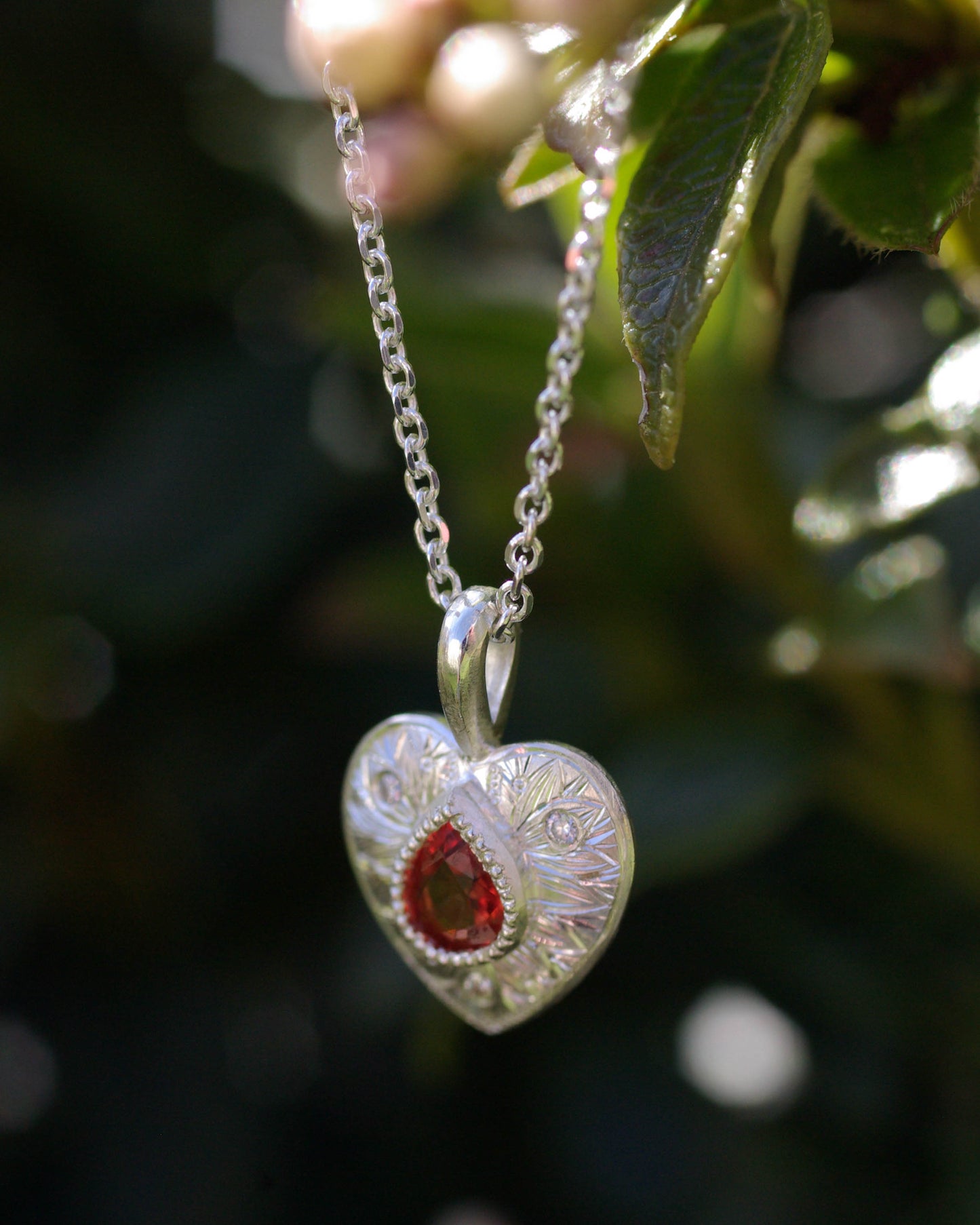Pendentif coeur en argent 925 gravé Saphir rouge vue 3/4