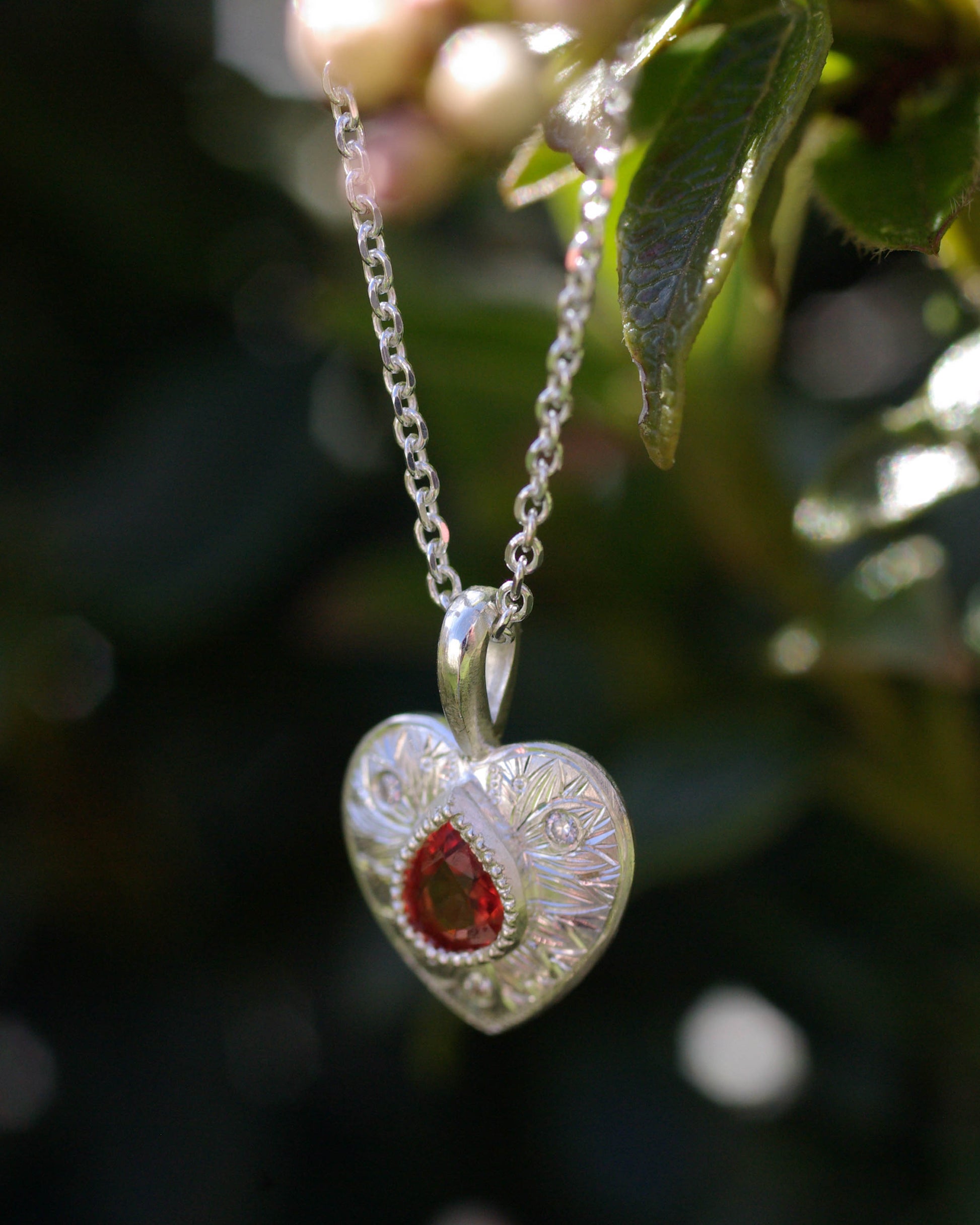 Pendentif coeur en argent 925 gravé Saphir rouge vue 3/4