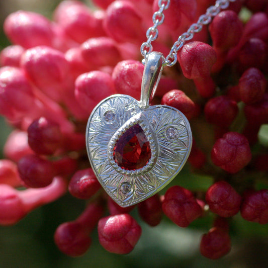 Pendentif coeur en argent 925 gravé Saphir rouge et 3 diamants 