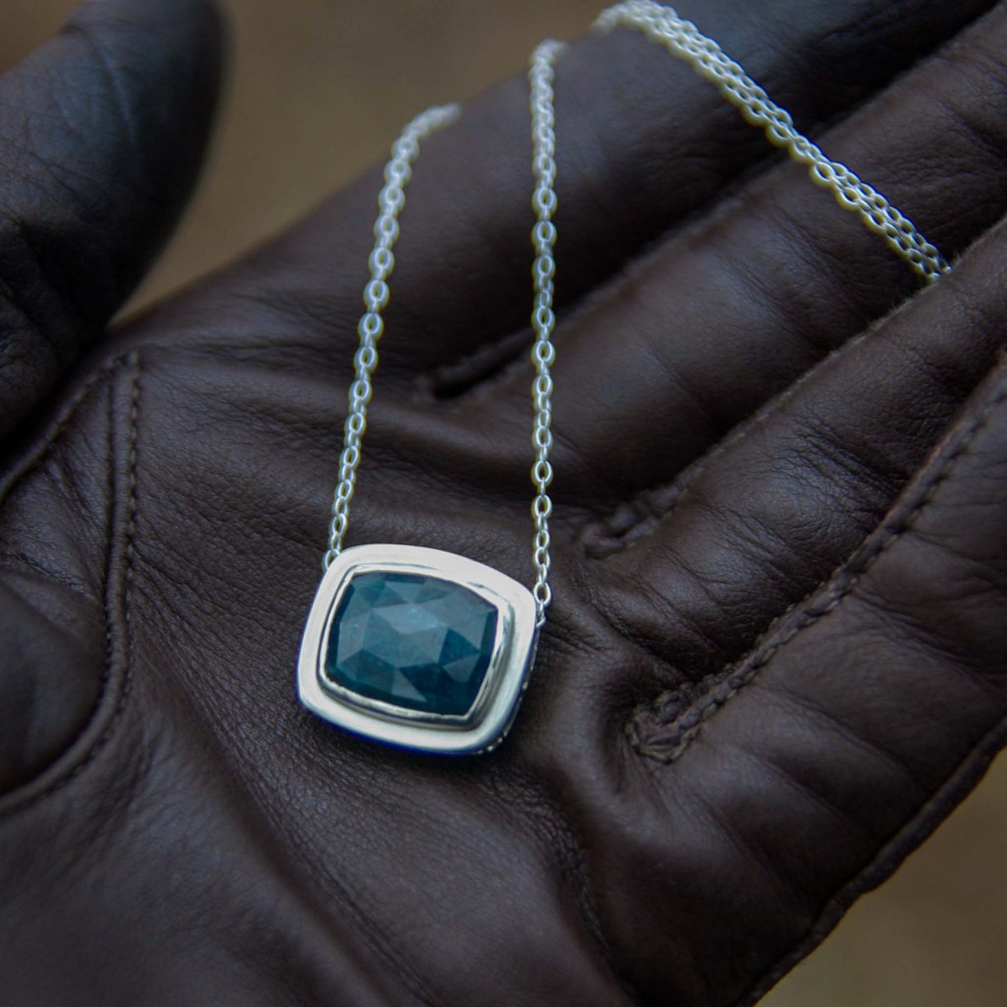 Pendentif en Argent avec Cyanite bleue (petit modèle), Mini-collection Astra Nox