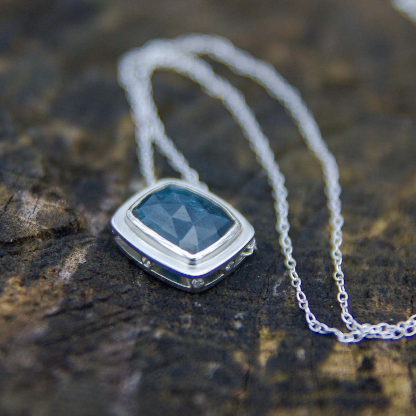 Pendentif en Argent avec Cyanite bleue (petit modèle), Mini-collection Astra Nox