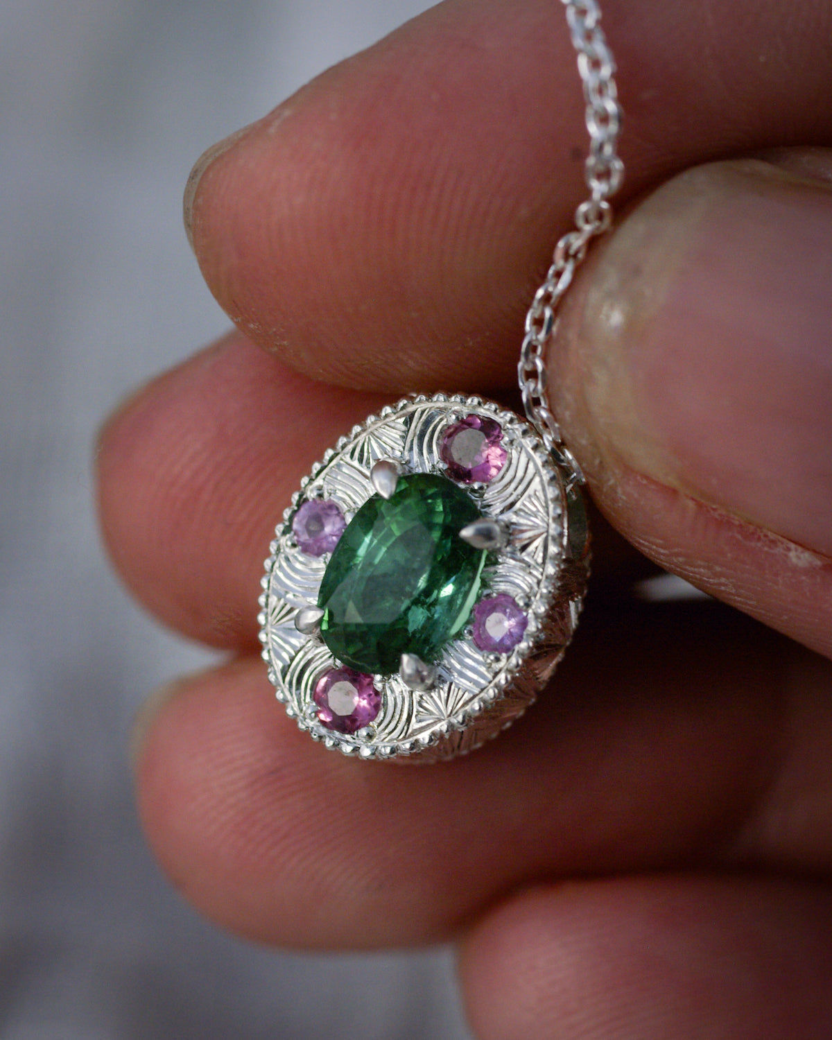 Pendentif en argent entièrement gravé à la main avec tourmalines verte et roses et saphirs roses