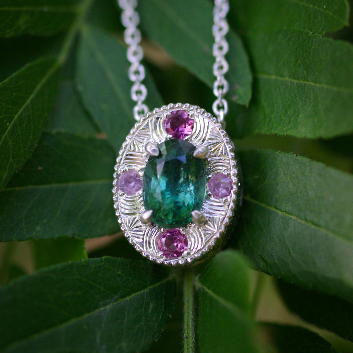 Pendentif en argent gravé à la main avec tourmaline verte naturelle du Congo et pierres roses vue face