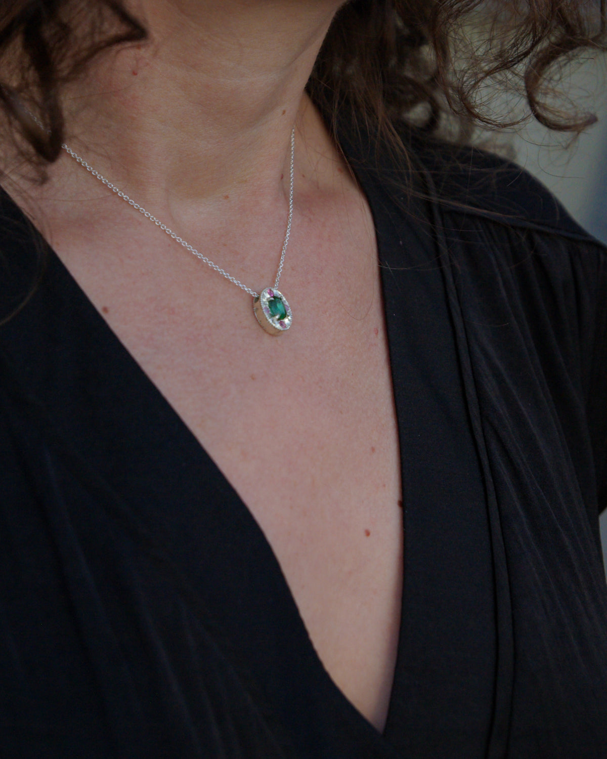Porté d'un pendentif en argent gravé à la main avec tourmaline verte naturelle du Congo et pierres roses