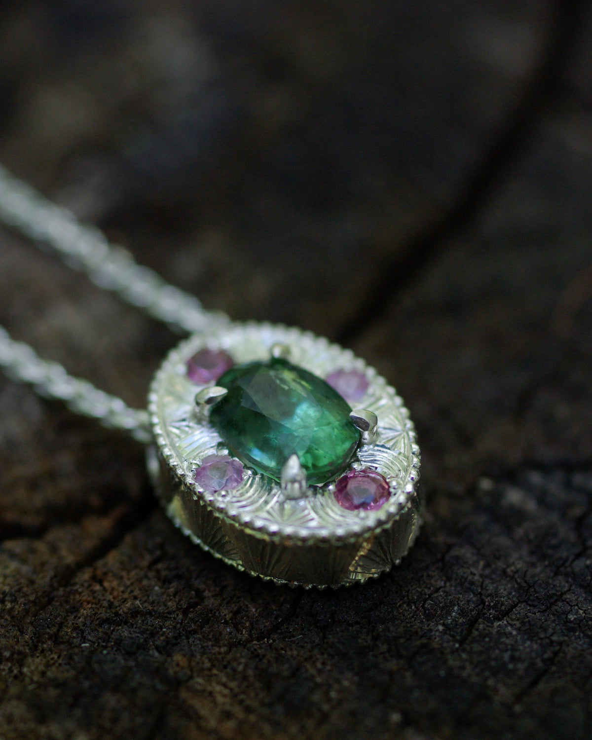 Détail d’une tourmaline verte naturelle du Congo avec inclusions formant un effet de jardin