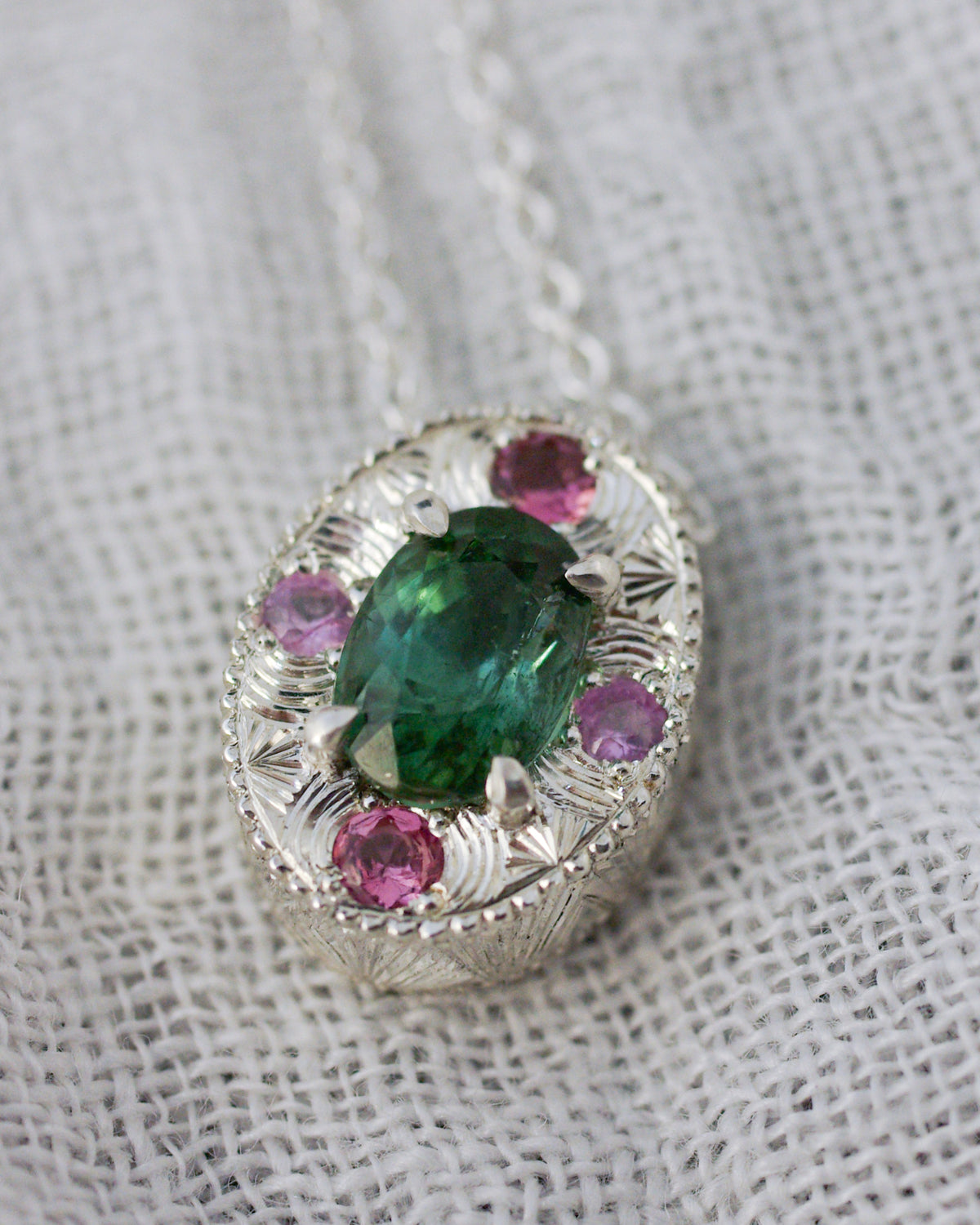Détail des gravures à la main d'un pendentif en argent 