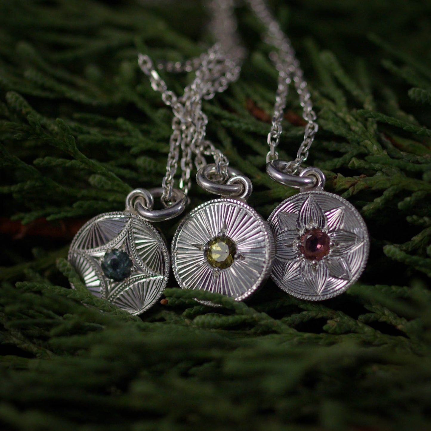 Pendentif en Argent gravé Lotus – Tourmaline Rose