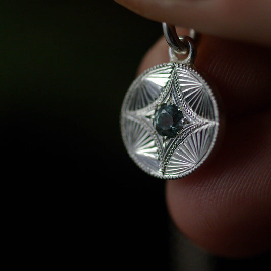 Pendentif argent 925 gravé prisme tourmaline bleue détail gravure - Judith Collet bijouterie