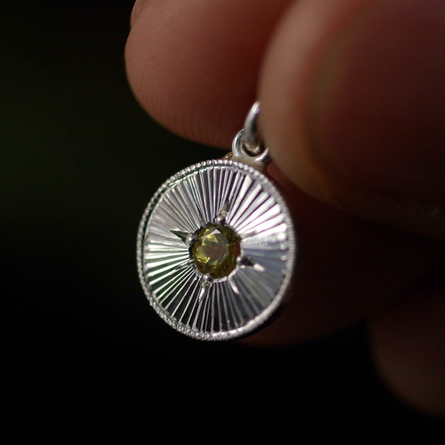 Pendentif en Argent gravé Soleil – Tourmaline Jaune