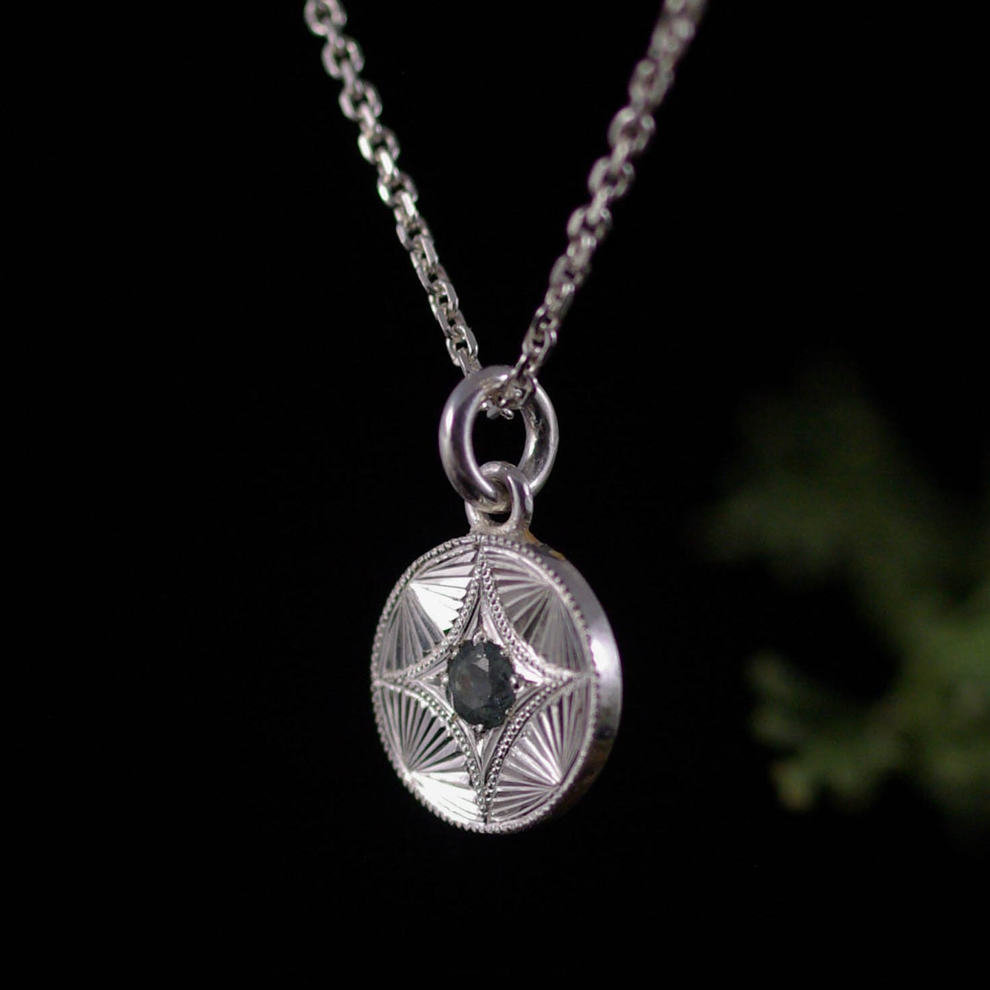 Pendentif en Argent gravé Prisme – Tourmaline Bleue