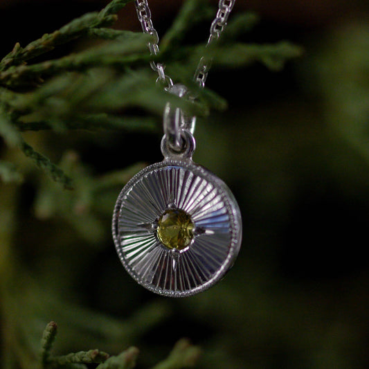 Pendentif en Argent gravé Soleil – Tourmaline Jaune