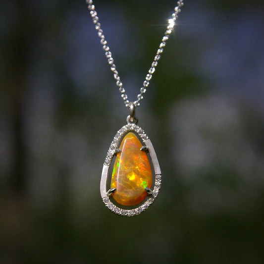 Ce pendentif en argent 925 met en valeur la beauté flamboyante d'une opale de feu. Parfait pour les femmes qui aiment affirmer leur style audacieux et moderne.
