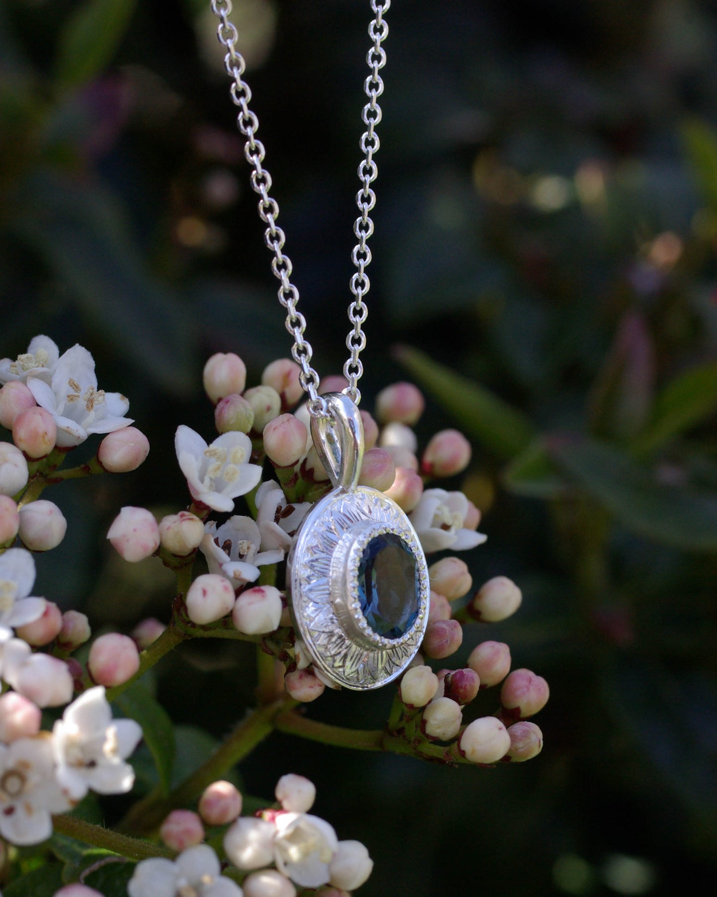 pendentif argent gravé pétale de fleur topaze blue london 