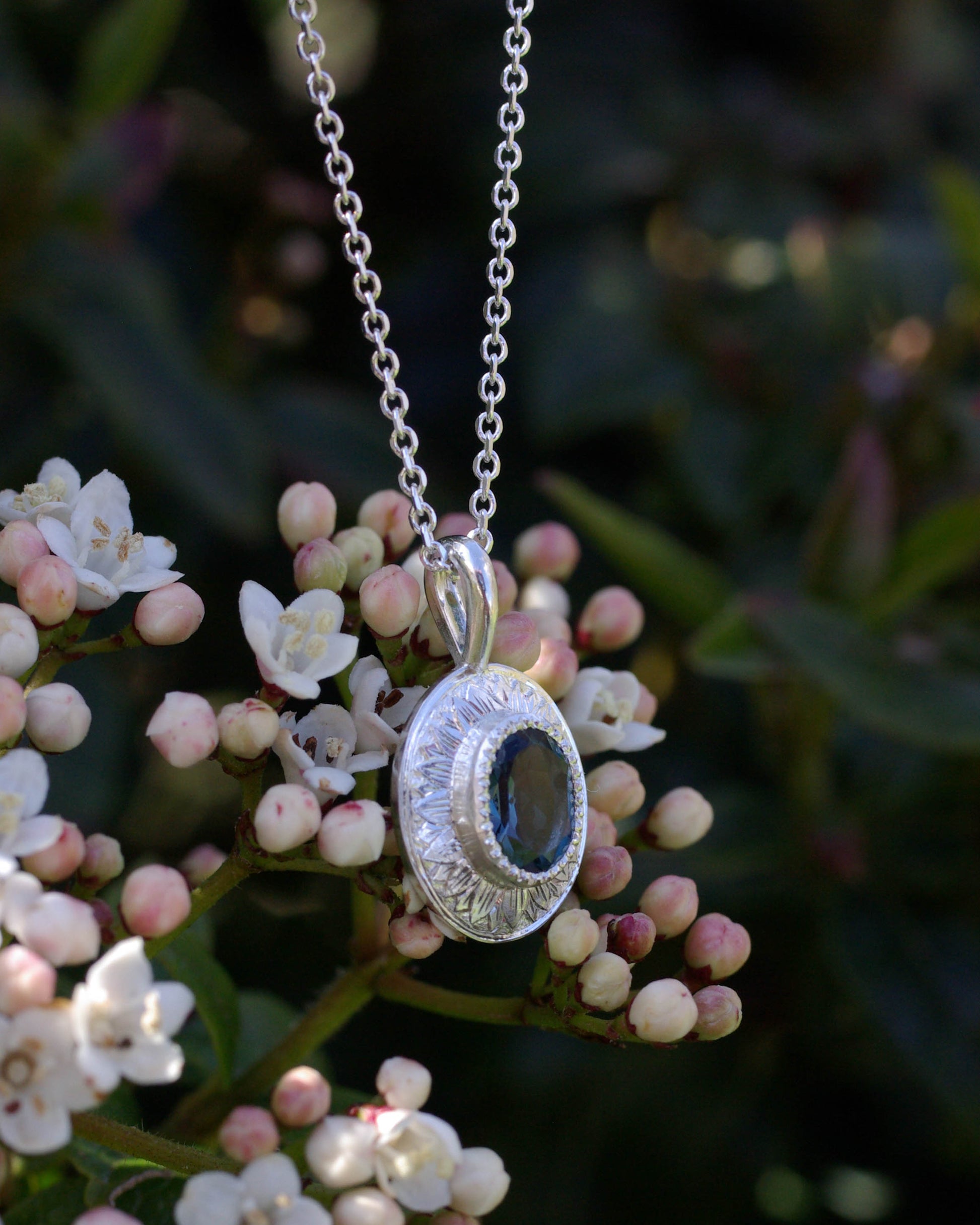 pendentif argent gravé pétale de fleur topaze blue london 