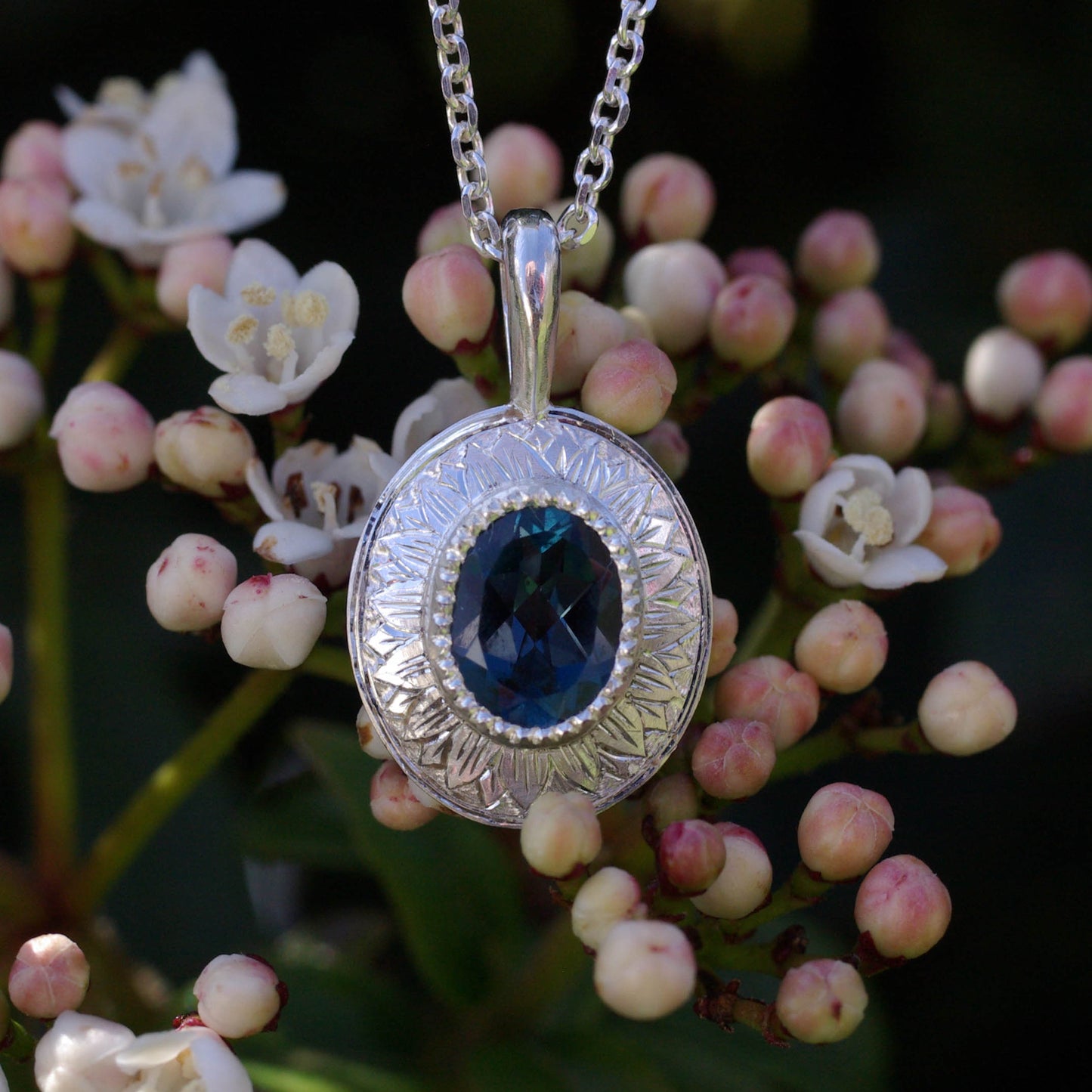pendentif argent gravé topaze blue london contour perlé vue face