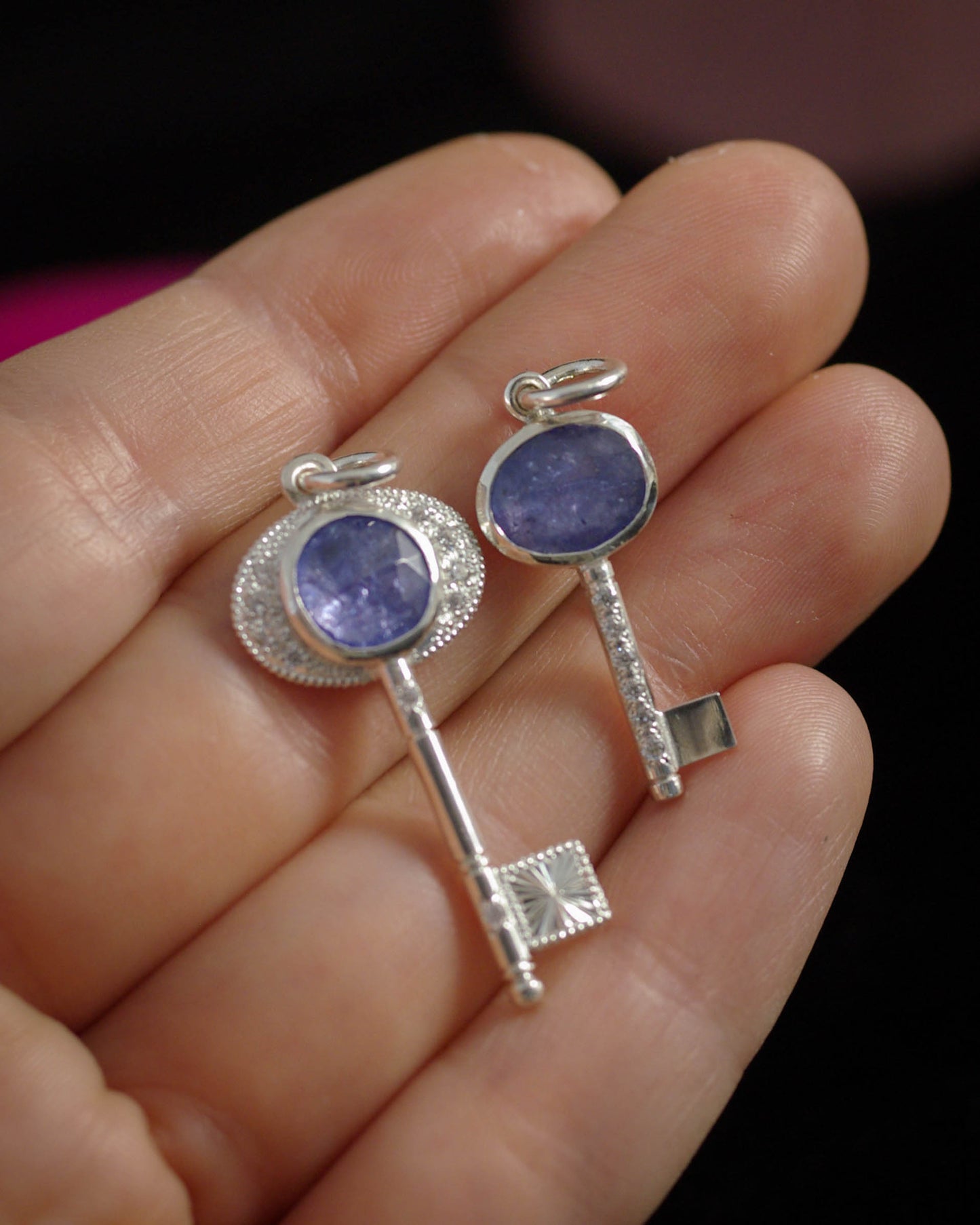 Pendentif clé en argent & tanzanite – petit modèle "Clé du cœur"
