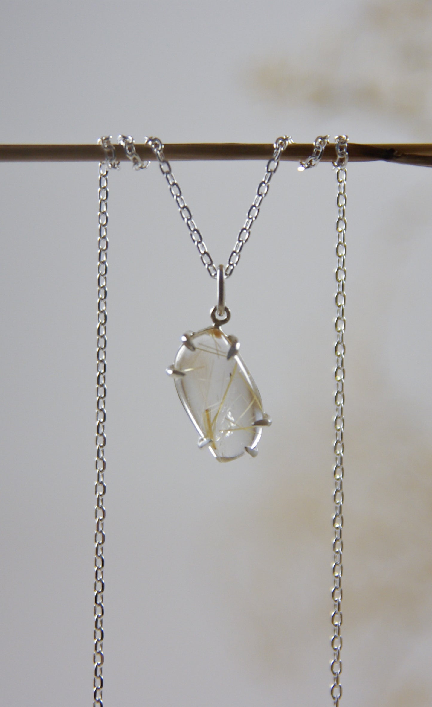 Pendentif asymétrique en argent 925 et quartz rutilé