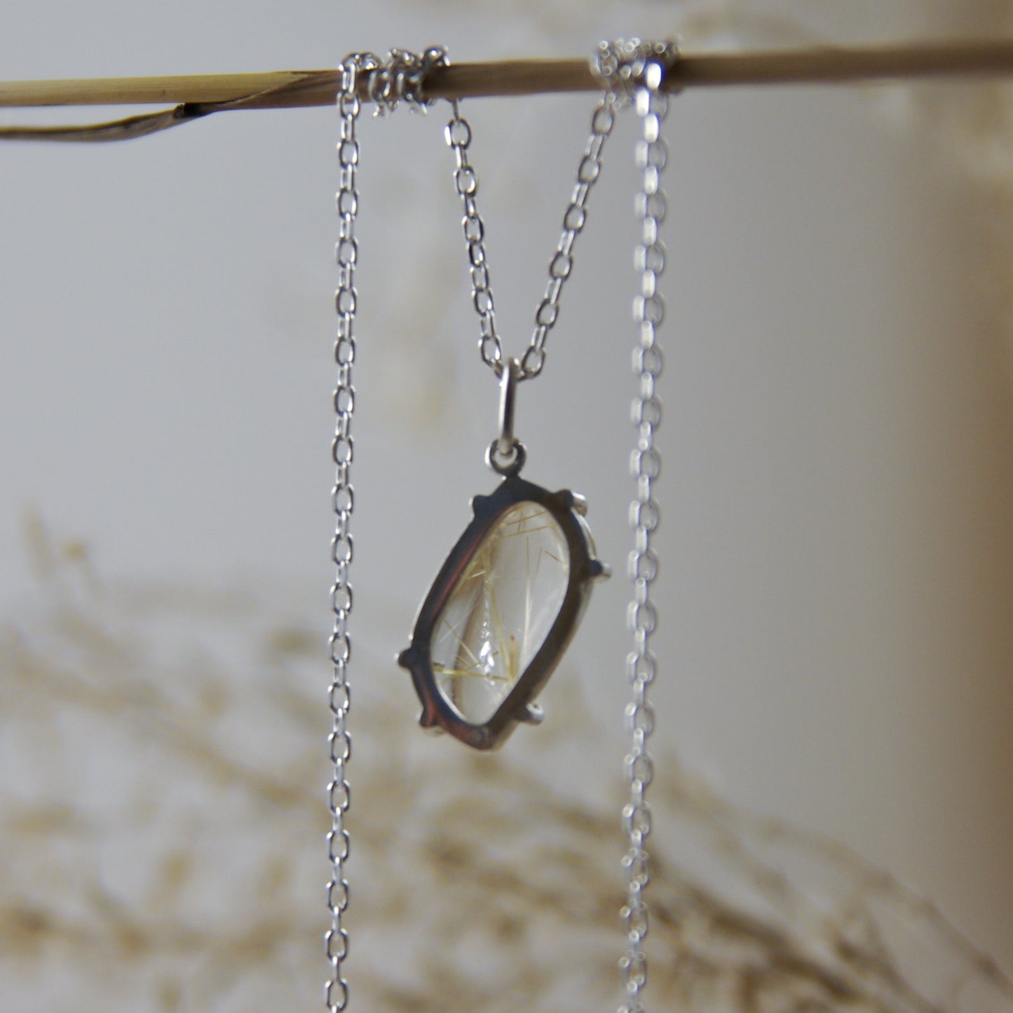Pendentif asymétrique en argent 925 et quartz rutilé