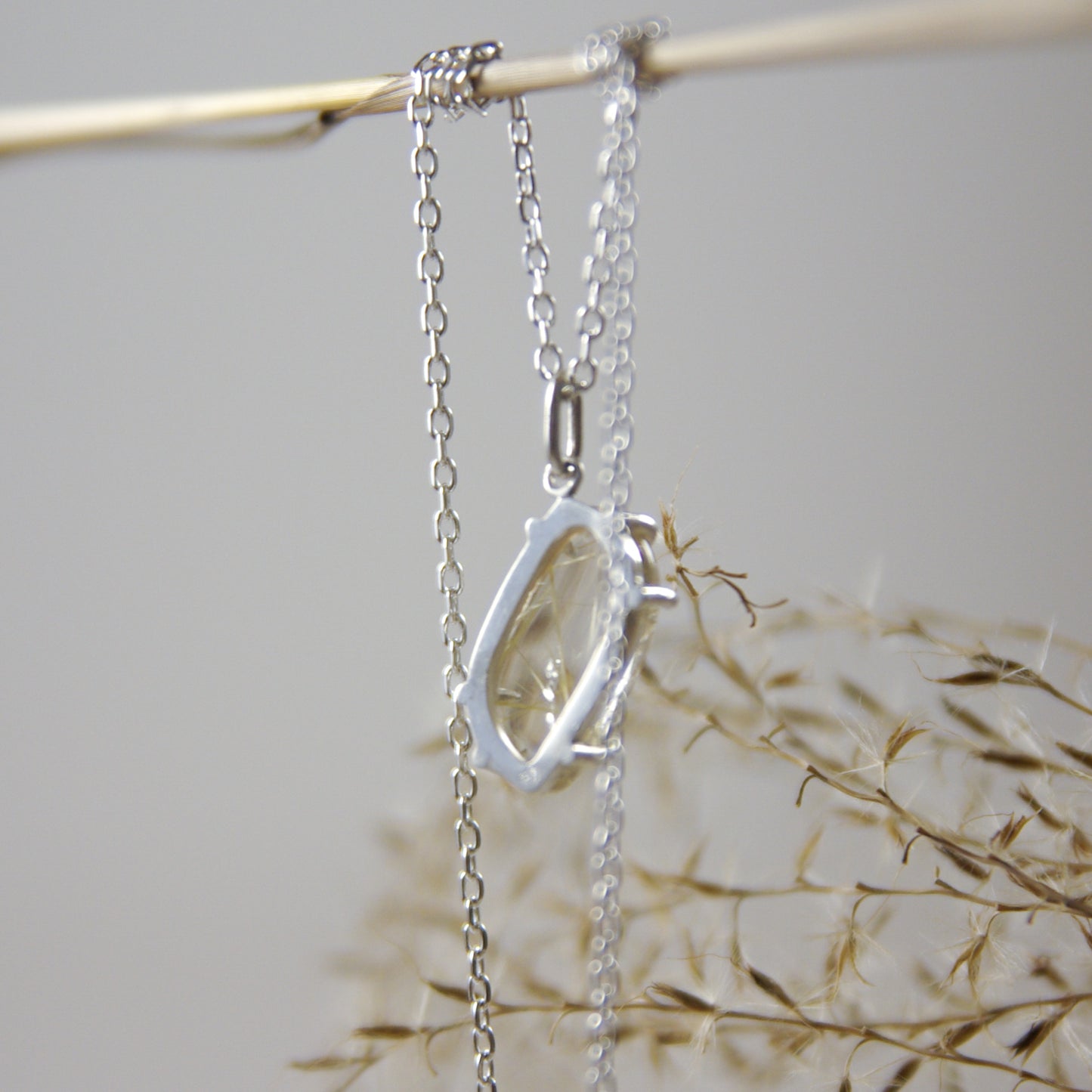 Pendentif asymétrique en argent 925 et quartz rutilé